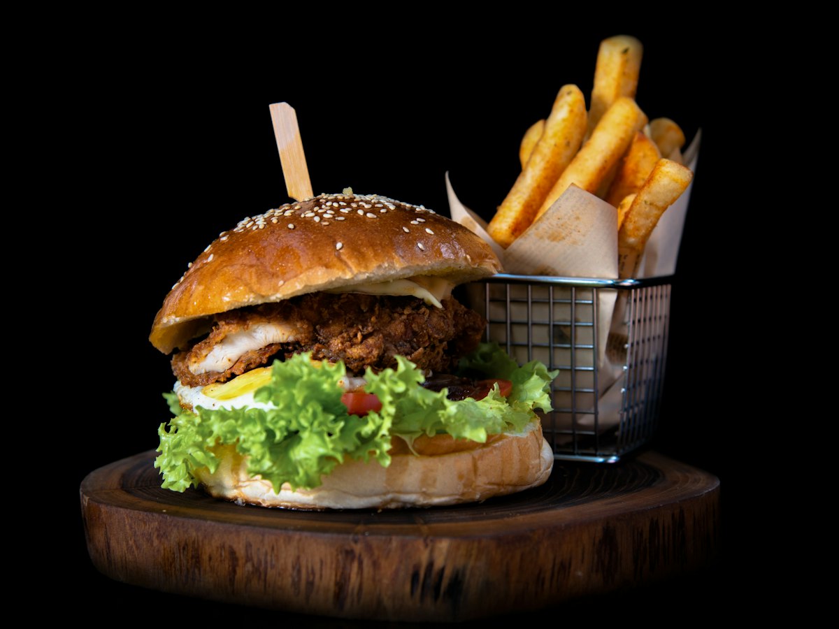 Hambúrguer com batatas fritas servido numa tábua