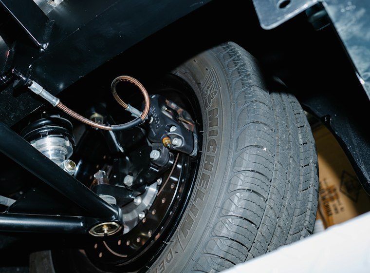 Roda e sistema de freio de um carro