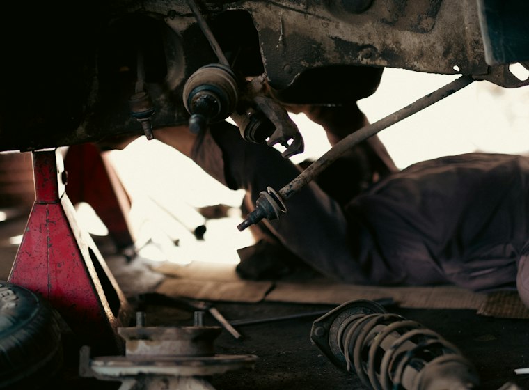 Mecânico trabalhando embaixo do carro