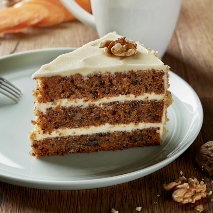 Fatia de bolo de cenoura com cobertura
