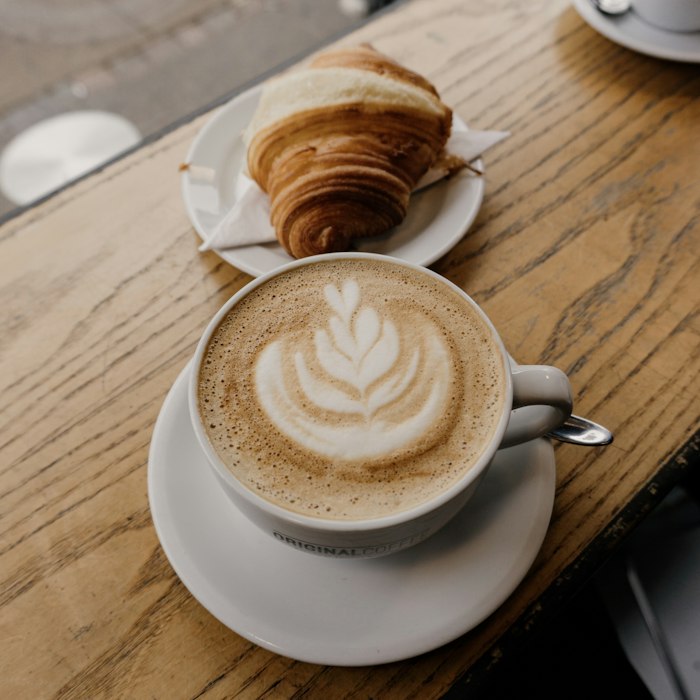 Cappuccino com croissant