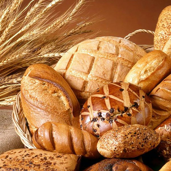 Pães variados numa cesta