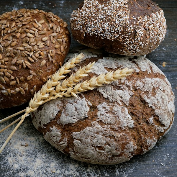 Pães rústicos com sementes e trigo