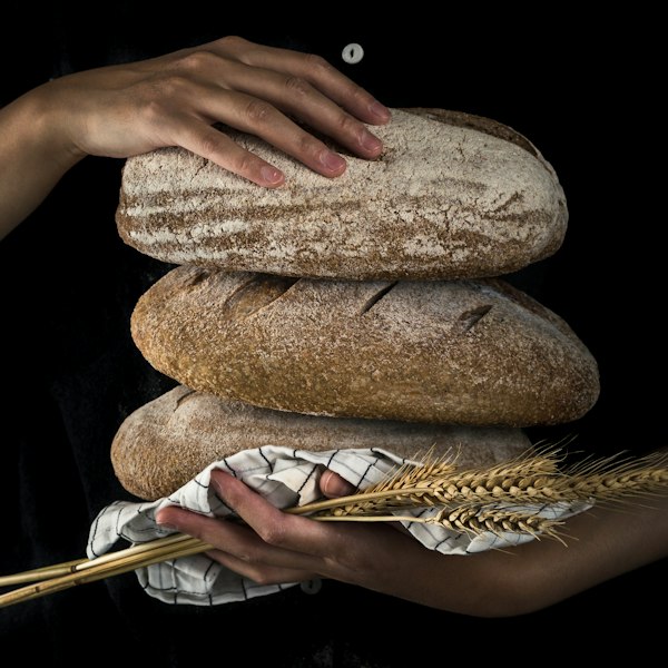 Mãos segurando pães