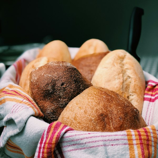 Cesta de pães com pano xadrez