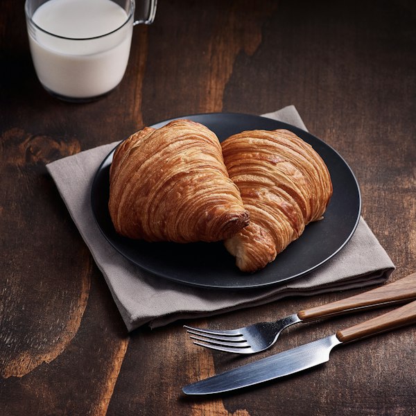 Croissants com um copo de leite