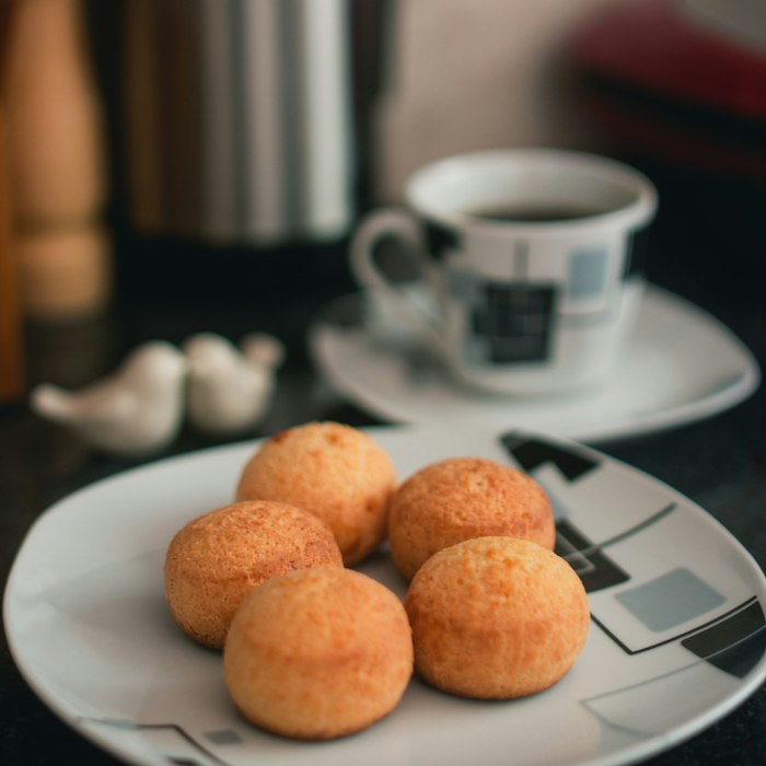 Pães de queijo num prato branco